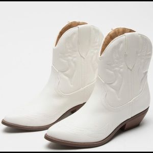 SODA Womens White Short Western Boots
Size 8